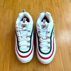 Never worn classic Womens fila sneakers